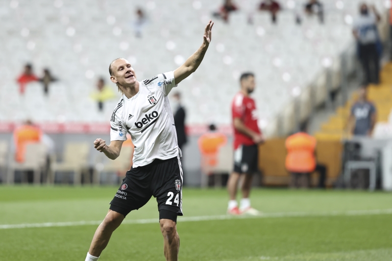 <p>Ülke puanımızdaki düşüş sonrasında gelecek sezon lig şampiyonunun Devler Ligi'ne ön eleme turuyla gidecek olmasını göz önünde bulunduran yönetimin, bundan dolayı takımın maaş tablosunda genel olarak düşüşe gitme karar aldığı öğrenildi.<br></p>