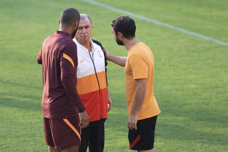 <p><b>TERİM KALMASINI İSTİYOR</b><br></p><p><br></p><p>Her ne kadar hocası Terim, Marcao'nun ayrılmasını kesinlikle istemese de Brezilyalı oyuncunun kararını verdiği öğrenildi. Buna rağmen resmi teklif gelince, tarafların bir kez daha görüşmesi bekleniyor.</p><p><br></p><p>Fanatik</p>