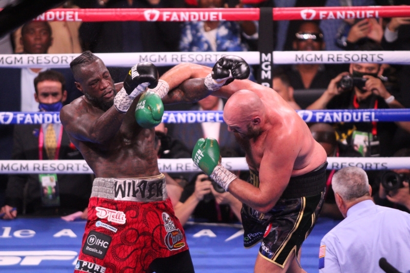 <p>Aralık 2018'deki ilk mücadele beraberlikle sonuçlanmış, Şubat 2020'deki ikinci maçı ise Tyson Fury, Wilder'ı 7. rauntta nakavt ederek kemerin sahibi olmuştu.</p>