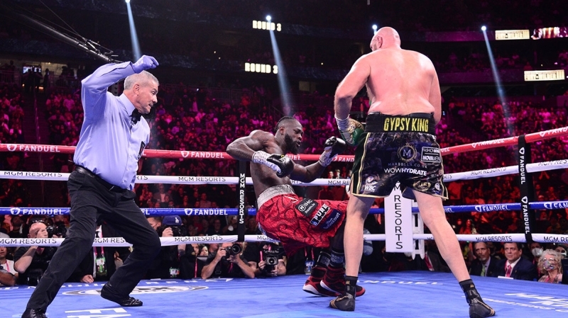 <p>Mücadeleye iyi başlayan Fury, üçüncü rauntta rakibini düşürmesine rağmen nakavt edemedi. </p>