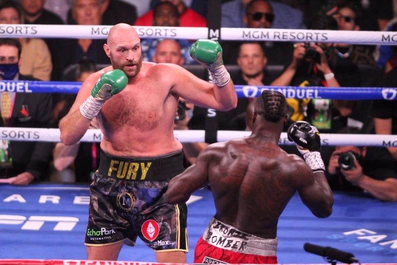<p>Fury - Wilder üçlemesinin üçüncü ayağı 24 Temmuz 2021'de yapılacaktı ancak Tyson Fury'nin koronavirüse yakalanması sonrasında mücadele bu geceye alınmıştı.</p>