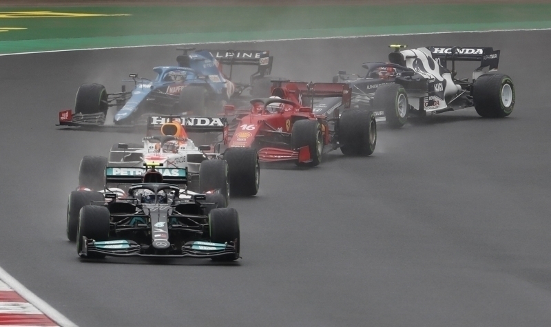 <p><b><u>Pilotlar klasmanında ilk 3 sıra şu şekilde:</u></b></p><p><br></p><p>1- Max Verstappen (Red Bull): 262,5 Puan</p><p>2- Lewis Hamilton (Mercedes): 256,5 Puan</p><p>3- Valtteri Bottas (Mercedes): 177 Puan</p>