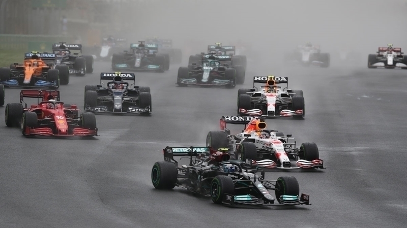 <p>51'inci turda Mercedes ekibinin yarışı bitirememe riskinden dolayı yeniden kendisini çağırması üzerine pite gelen Lewis Hamilton, 11'inci sırada başladığı yarışı 5'inci sırada noktaladı.</p>