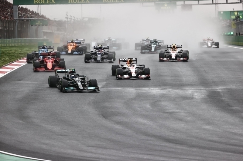<p><b>Intercity İstanbul Park Pisti</b>'nde 58 tur üzerinden yapılan yarışta <b>Bottas</b>, damalı bayrağı ilk sırada görerek <b>bu sezon ilk galibiyetini elde etti.</b></p>