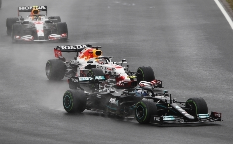 <p>Hamilton, grid cezasından dolayı 11'inci sırada başladığı yarışın 15'inci turunda 5'inci sıraya yükselirken, Sainz ise grid cezasından ötürü 19'uncu sırada başladığı yarışın 15'inci turunda 10'uncu sıraya kadar yükseldi.</p>