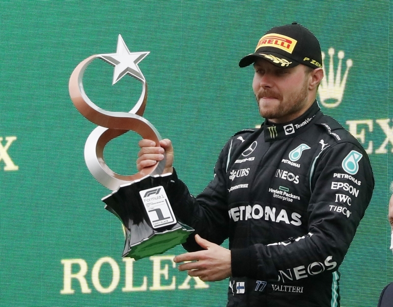 <p>Intercity İstanbul Park Pisti'ndeki yarışın ardından yapılan törende, podyumun ilk iki basamağına çıkan Bottas ve Red Bull pilotu Max Verstappen, kupalarını TBMM Başkanı Şentop'tan aldı.</p>
