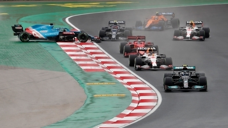 <p><b>YARIŞTAN ÖNEMLİ ANLAR</b></p><p><br></p><p>İstiklal Marşı ile başlayan yarışın startında Alpine pilotu Fernando Alonso, AlphaTauri pilotu Pierre Gasly'nin müdahalesiyle dışarı çıktı ve 5'inci sırada başladığı yarışta 18'inci sıraya kadar geriledi. </p>