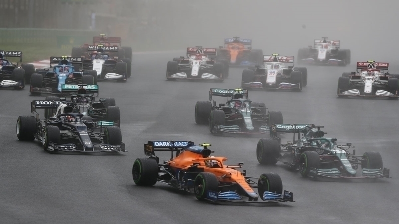 <p>Yarışı 2'nci sırada tamamlayan Verstappen, pilotlar klasmanında puanını 262,5'a yükseltirken, Lewis Hamilton ise 256,5 puan oldu.</p>