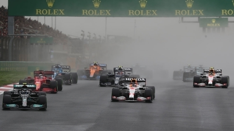<p>Geçen yılın galibi<b> Lewis Hamilton</b> ise 11. başladığı yarışı 5. bitirdi</p>