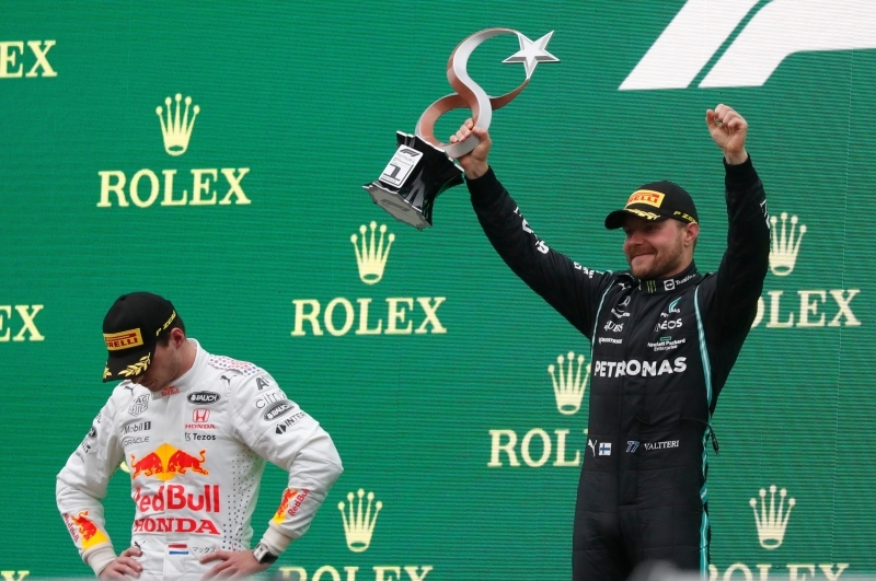 <p>Formula 1 Türkiye Grand Prix'sini kazanan Mercedes pilotu Valtteri Bottas'a kupasını Türkiye Büyük Millet Meclisi Başkanı (TBMM) Mustafa Şentop verdi.</p>