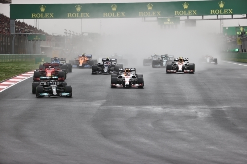 <p>Sergio Perez'in pite girmesiyle öne geçen Hamilton, takımının <b>'Pite gel'</b> tavsiyelerini reddederek pistte kalma kararı aldı ve Perez'in önünde konumlandı. </p>