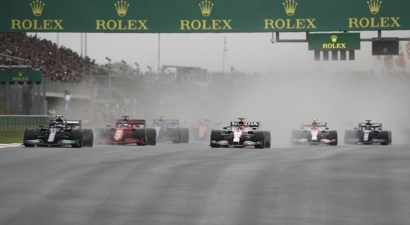 <p>Yarışı üçüncü sırada tamamlayan Red Bull pilotu Sergio Perez'in kupasını ise Türkiye Otomobil Sporları Federasyonu (TOSFED) Başkanı Eren Üçlertoprağı takdim etti.</p>