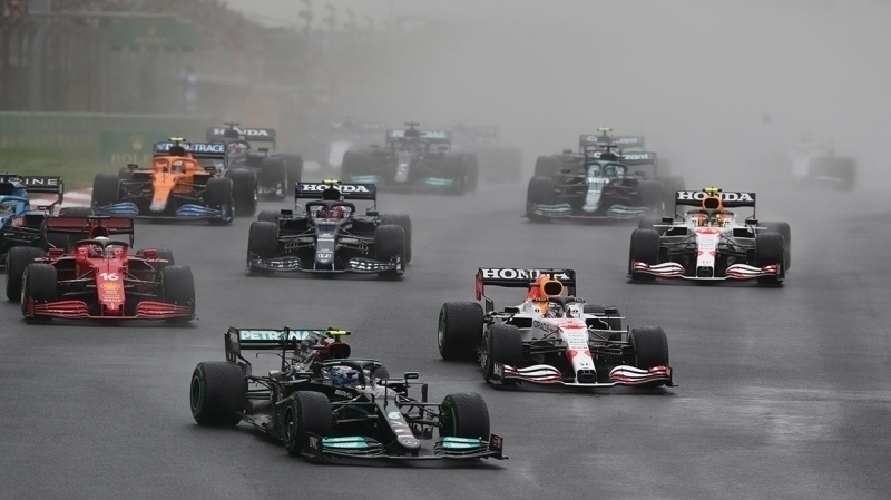 <p><b>PEREZ İLE HAMILTON ARASINDA DEV MÜCADELE</b></p><p><br></p><p>Red Bull pilotu Sergio Perez ile Lewis Hamilton arasında kıyasıya bir rekabet yaşandı. </p>