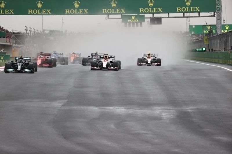<p><b>VERSTAPPEN LİDERLİĞİ ALDI</b></p><p><br></p><p>Max Verstappen, zirve yarışındaki rakibi Lewis Hamilton'ın yarışı 5'inci sırada noktalamasının ardından yeniden zirvenin sahibi oldu. </p>