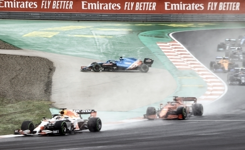 <p><b>HAMILTON VE SAINZ'DAN HIZLI YÜKSELİŞ</b></p><p><br></p><p>Mercedes pilotu Lewis Hamilton ve Ferrari pilotu Carlos Sainz, sıralamada ilk 15 turda hızlı bir şekilde yükseliş gösterdi.</p>