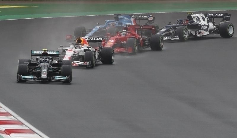 <p><b>BOTTAS HATA YAPMADI</b></p><p><br></p><p>Takım arkadaşı Lewis Hamilton'ın grid cezasından dolayı yarışa ilk sıradan start veren Valtteri Bottas, Türkiye Grand Prix'sinde mutlu sona ulaşan isim oldu. </p>