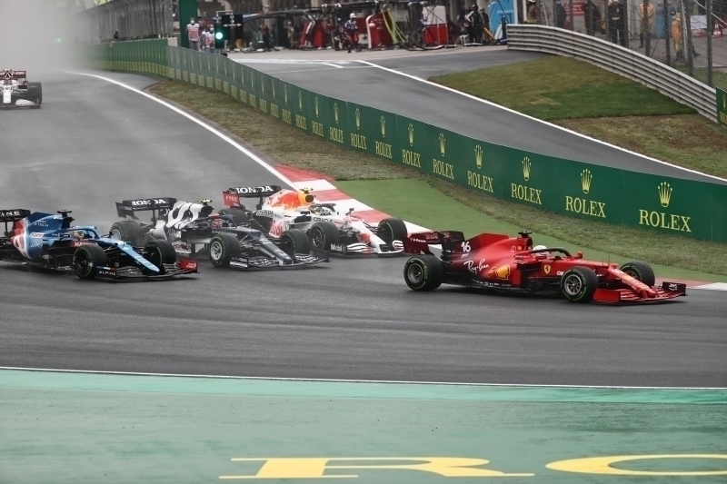 <p>İkinci sırayı Red Bull'un Hollandalı pilotu Max Verstappen elde ederken, 3'üncü sıranın sahibi ise Red Bull'un Meksikalı pilotu Sergio Perez oldu.</p>