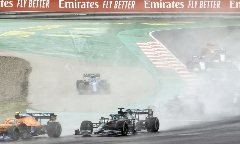 <p>Pierre Gasly, bu müdahalesinden dolayı 5 saniye süre cezası aldı. Fernando Alonso ise Haas pilotu Mick Schumacher ile temasından dolayı 5 saniye cezaya çarptırıldı.<br></p>