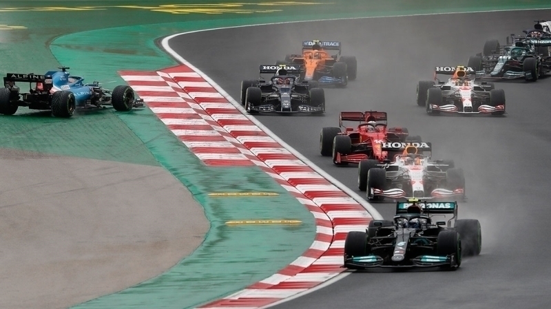 <p><b><u>Formula 1 Rolex Türkiye Grand Prix'sinde sıralama şu şekilde oluştu:</u></b></p><p><br></p><p>1- Valtteri Bottas (Mercedes)</p><p>2- Max Verstappen (Red Bull)</p><p>3- Sergio Perez (Red Bull)</p><p>4- Charles Leclerc (Ferrari)</p><p>5- Lewis Hamilton (Mercedes)</p><p><br></p>