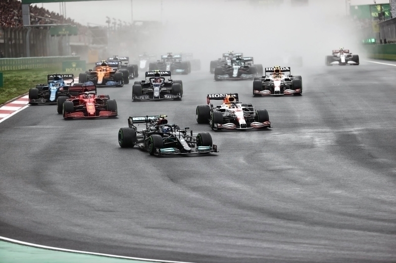<p><b>Verstappen</b>, bu sezon 12. kez podyuma çıkma başarısını gösterdi. <b>Bottas </b>9, <b>Perez </b>ise 3. kez podyum sevinci yaşadı.<br></p>