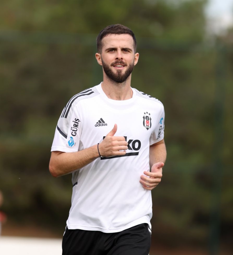 <p>Başakşehir maçından sonra Sporting ve Galatasaray'la karşılaşacak olmalarını hesaplayan Yalçın'ın bu nedenle <b>Pjanic'i yedek soyundurabileceği</b> ifade edildi.</p>