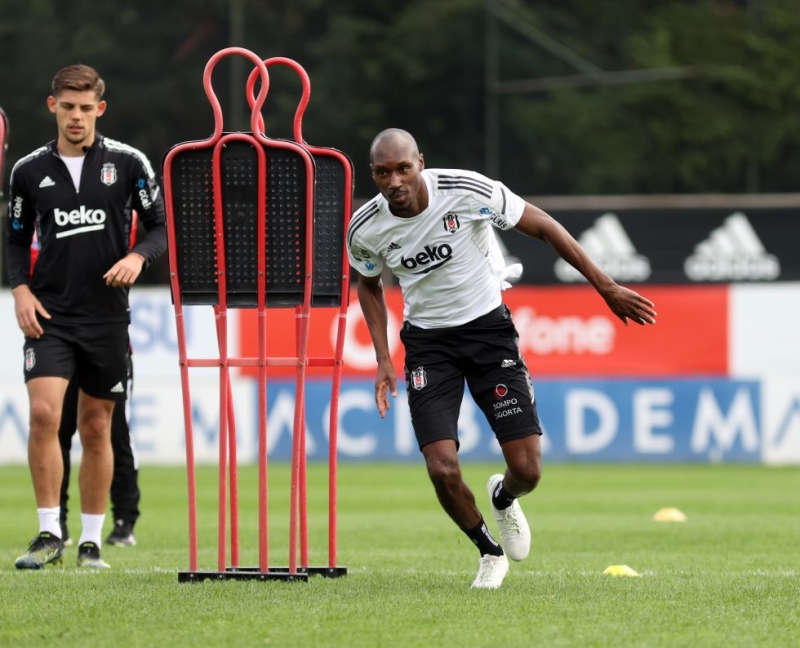 <p>Orta alanda<b> Can'ın yerine Atiba'yı da oynatmaya sıcak bakan Sergen Yalçın</b> bugün ve perşembe günü yapılacak antrenmanlarda Başakşehir maçında sahaya süreceği 11'i netleştirecek.</p>