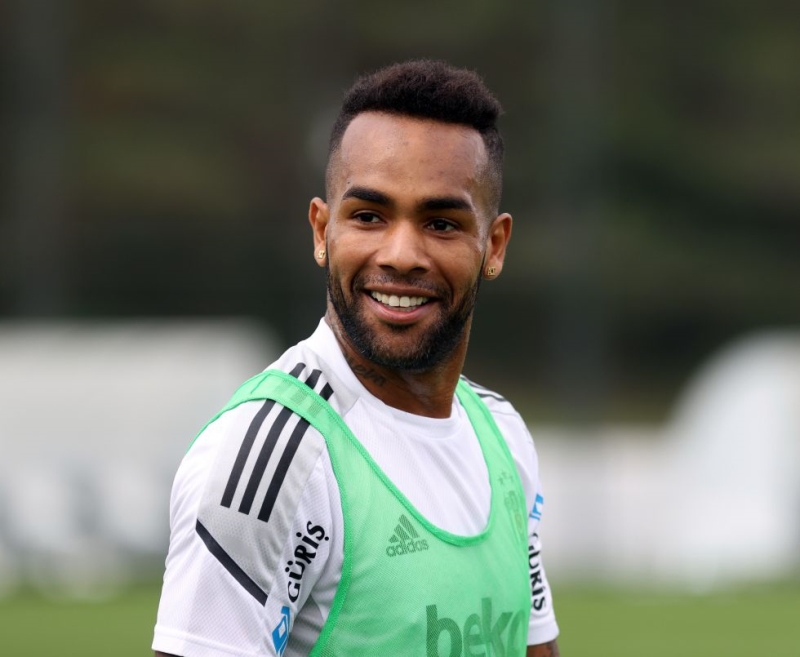 <p>Orta sahayı <b>Josef-Can-Teixeira</b> üçlüsünden oluşturarak kanatlarda <b>Ghezzal </b>ve <b>Güven'e </b>şans tanımak isteyen siyah-beyazlı hoca en uçta <b>Batshuayi'yi </b>kullanacak.</p>