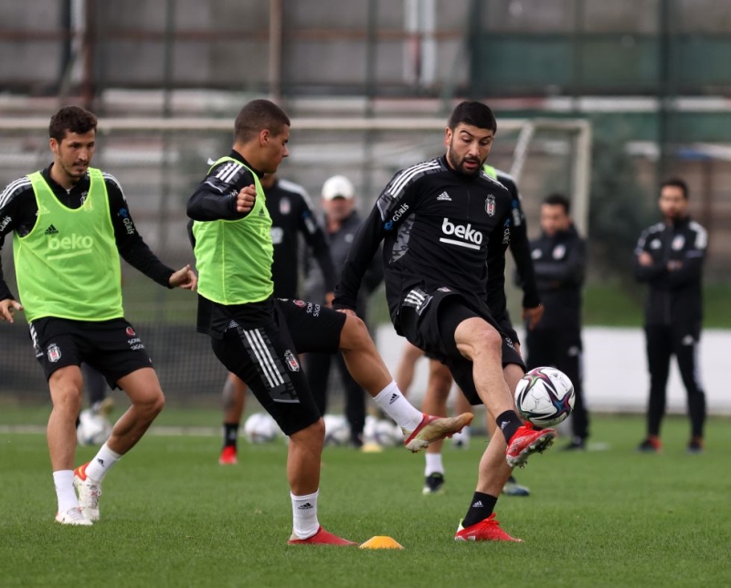 <p>Kalede <b>Ersin'e</b>, sol bekte <b>Rıdvan'a </b>şans vermeyi düşünen siyah-beyazlı hoca, Sivas maçında 2 gol atan <b>Güven'i de kesmek istemiyor.</b></p>