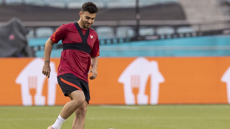 <p><b>ESKİ ÖĞRENCİSİYLE GÖRÜŞTÜ</b></p><p><br></p><p>Tecrübeli hocanın hem eski öğrencisi Kaan hem de babası <b>Erol Ayhan</b>'la görüşme yaptığı öğrenildi. </p>