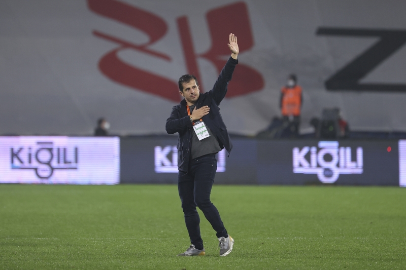 <p>Başakşehir'in bulduğu gol sonrası turuncu-lacivertli taraftarlar da tempo tuttu. İstanbul ekibini destekleyenler, yeni teknik direktörleri <b>Emre Belözoğlu</b> lehine uzun süre tezahürat yaptı.</p>