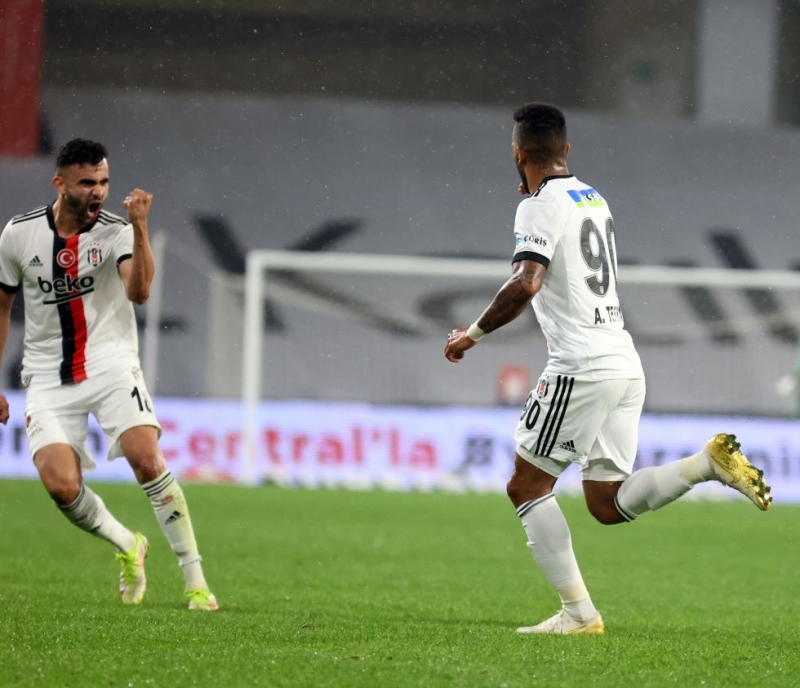 <p>Karşılaşmanın 59'uncu dakikasında Volkan Babacan büyük bir hata yaptı. Tecrübeli file bekçisi uzaklaştırmak istediği topu<b> Alex Teixeira</b>'ya isabet ettirdi. Brezilyalı on numara yaptığı vuruşla skora 1-1'lik dengeyi getirdi.</p>