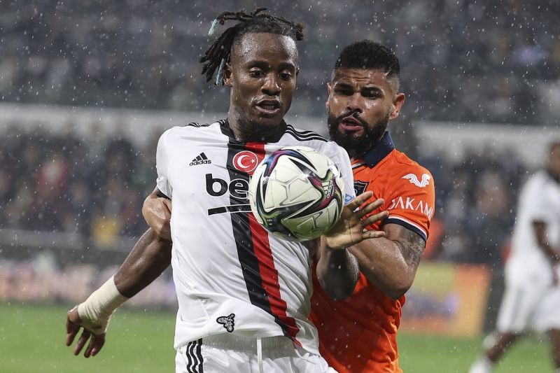 <p>Karşılaşmanın 90'ıncı dakikasında yapılan VAR incelemesi sonrası konuk takım Beşiktaş penaltı kazandı. <b>Michy Batshuayi</b> beyaz nokta üzerinde hata yapmadı ve 90+1'de topu ağlarla buluşturdu. Kalan sürede gol sesi çıkmayınca Başakşehir sahadan 3-2 galip ayrıldı.</p>