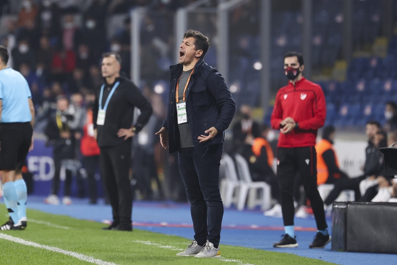 <p>Aykut Kocaman'la yolların ayrılmasının ardından<b> Emre Belözoğlu</b>'yla anlaşma sağlayan Medipol Başakşehir'de genç çalıştırıcı, Beşiktaş maçıyla birlikte ilk kez takımının başında yer aldı.</p>