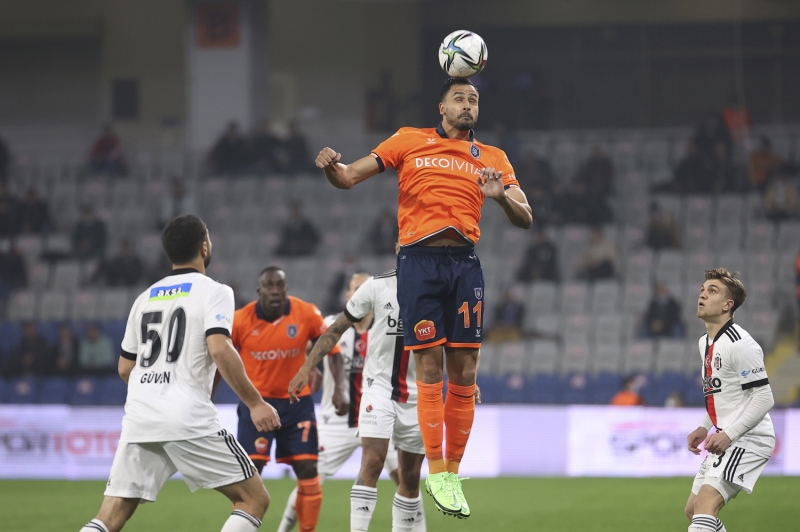 <p>Medipol Başakşehir'in Belçikalı oyuncusu <b>Nacer Chadli</b>, bu sezon ilk kez ilk 11'de bir mücadeleye başladı. Chadli, bu sezon yalnızca 5 maçın ikinci yarılarında oyuna dahil olmuş ve toplam 80 dakika sahada kalabilmişti.</p>