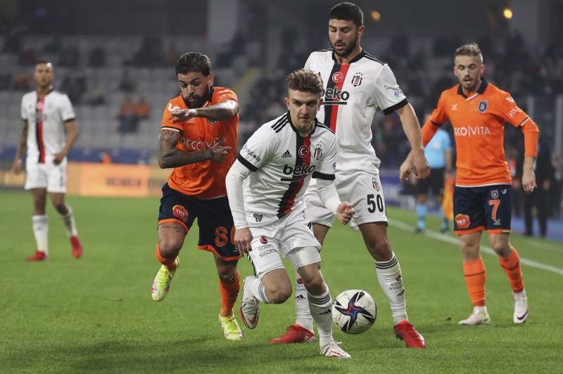 <p>Medipol Başakşehir'de 30 Ağustos'ta kadro dışı bırakılan ve 1 Ekim'de affedilen Brezilyalı futbolcu <b>Junior Caiçara</b>, 48 gün sonra ilk 11'deki yerini aldı. Caiçara, son olarak turuncu-lacivertli takımın ligin 3. haftasında sahasında Yukatel Kayserispor ile 28 Ağustos'ta oynadığı mücadelede forma giymişti.</p>