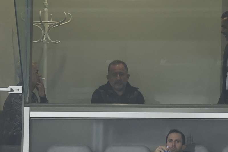 <p>Sivasspor maçında kırmızı kart görerek cezalı duruma düşen Sergen Yalçın, mücadeleyi locadan izledi. Geçen sezon da cezalı olduğu için Beşiktaş'ın Başakşehir ile deplasmanda oynadığı müsabakayı locadan takip eden Yalçın, bu sezon da cezası nedeniyle takımını kulübede yönetemedi. Sergen Yalçın'ın yokluğunda siyah-beyazlı takımın başında yardımcı antrenör Murat Şahin görev yaptı.</p>