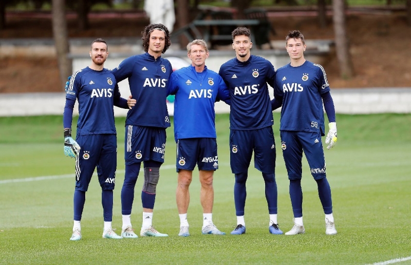 <p><span >Zira Alman kaleci antrenörü Michael Kraft, Altay Bayındır'ın Fenerbahçe'ye transferi sonrasındaki gelişiminde ciddi katkıları olmuştu.</span><br></p>