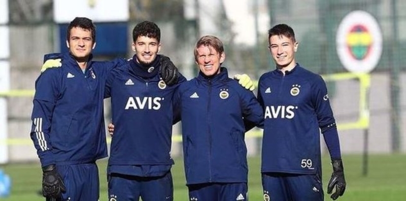 <p>Michael Kraft 7 Ağustos 2020 tarihinrde göreve başlamış, 3 Eylül 2021 tarihinde de Fenerbahçe'deki görevine son verilmişti.</p>