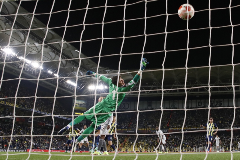 <p>Türkiye'nin Karadağ ile oynadığı ve 2-2 sona eren maçta yenilen son golde barajın kurulmasındaki hata, son Trabzon maçında yenilen ilk golde yine baraj hatasının olması dikkat çekti.</p>