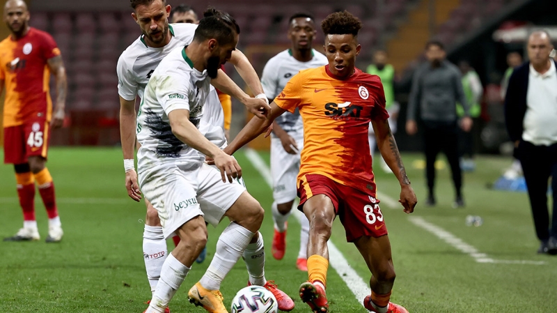 <p><b>ASLAN BU KEZ ÇOK KARARLI</b></p><p><br></p><p>Cimbom'da orta saha transferi için Benficalı <b>Gedson Fernandes</b>'in ismi geçiyor. Aslan, yaz transferinde renklerine bağlayamadığı yıldız oyuncu için bu kez şartları zorlayacak.</p>