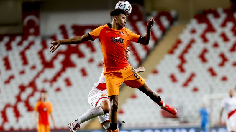 <p><b>BU SEZON 3 MAÇTA OYNADI</b></p><p><br></p><p>Galatasaray'ın transfer listesinde ilk sıralarda yer alan Gedson Fernandes bu sezon Portekiz ekibi Benfica'da sadece 3 maçta oynadı. Sadece 47 dakika görev alabildi.</p><p><br></p><p>Takvim</p>