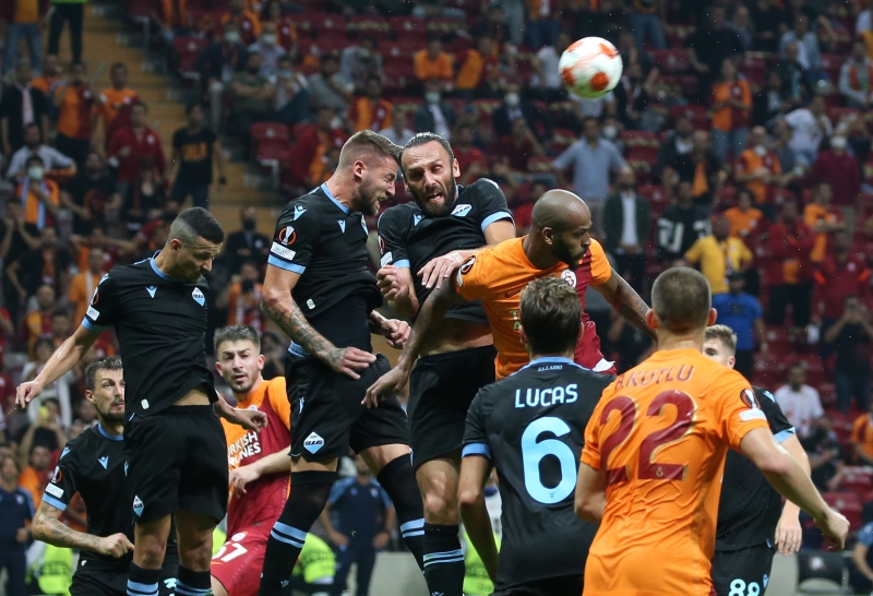 <p>Bu nedenle Galatasaray ihtimalinden de sıkça bahsediliyor. Vedat Muriqi, Çaykur Rizespor'dan Fenerbahçe'ye geldiği dönemde Galatasaray'da oynamak istediğini dönemin başkanına ilettiği de herkes tarafından biliniyor. </p>