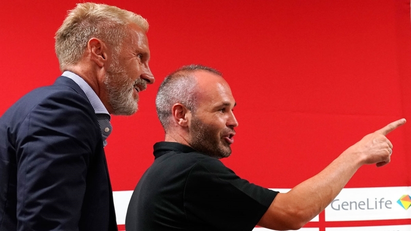 <p><b>ATAK FUTBOL OYNATIYOR</b><br></p><p><br></p><p>Son olarak 2018-2019 sezonun devre arasında Japon Ligi ekiplerinden Vissel Kobe'nin başına geçen Fink, burada 48 maça çıktı ve 2020-2021 sezonunun başında bu takımla yollarını ayırdı. </p>