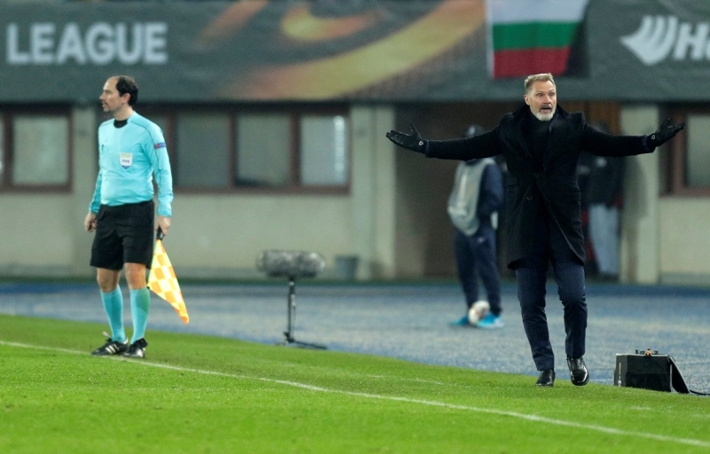 <p><b>THORSTEN FİNK HANGİ TAKIMLARI ÇALIŞTIRDI?</b><br></p><p><br></p><p>Kariyerine RB Salzburg takımında yardımcı antrenör olarak başlayan ve ilk teknik direktörlük görevini 2008 yılının başında Alman kulübü Ingolstadt'ta yaşayan Fink, sonrasında sırayla Basel, Hamburg, APOEL Nicosia, Avusturya Vien ve Grasshoppers'ta görev yaptı. </p>