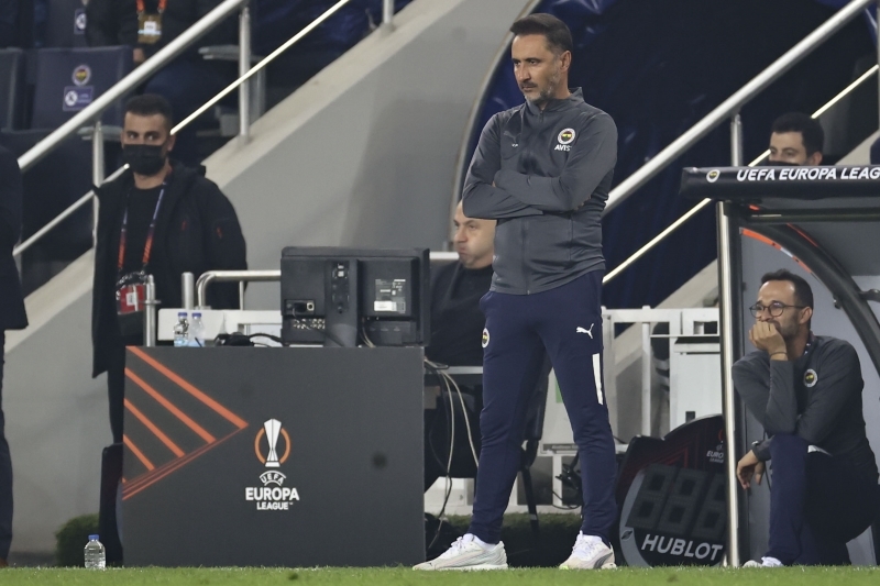 <p>Portekizli teknik adam, yönetim cephesindeki kredisini de tüketti. Yöneticilerin büyük bölümü, pazar günkü Kayserispor maçından sonra girilecek Milli aranın, teknik adam değişikliği için tam zamanı olduğu görüşünde. </p>