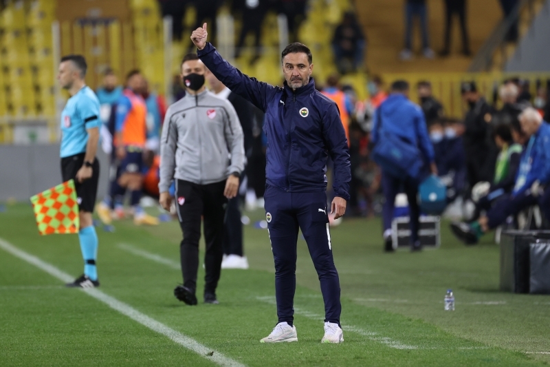 <p>Başkan Ali Koç'un da gidişattan son derece rahatsız olduğu ve Antwerp deplasmanı ile Kayserispor maçlarına göre yol haritasını belirleme kararı aldığı öne sürüldü. </p>