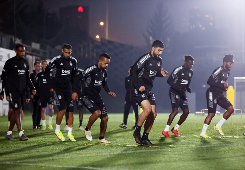 <p><b>BEŞİKTAŞ: </b>Mert Günok, Rosier, Welinton, Vida, Umut Meraş, Josef, Ghezzal, Pjanic, Teixeira, Larin, Güven Yalçın</p>