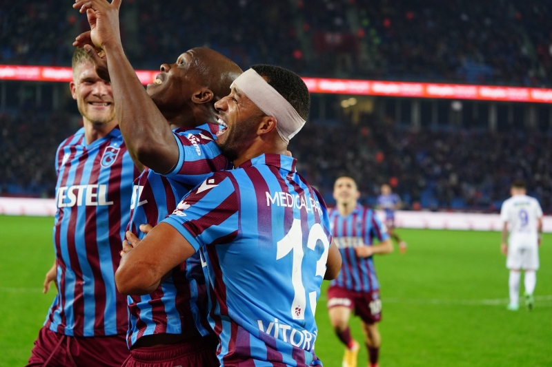 <p><b>Trabzonspor </b>ise 27 puanla liderlik koltuğunda yer alıyor.</p>