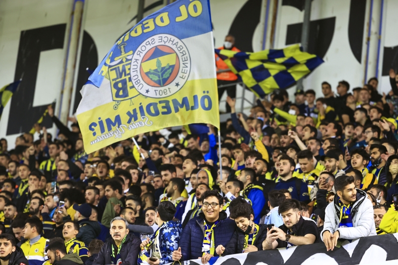 <p><b>SERDAR DURSUN GİRDİ, TEPKİLER ARTTI</b><br></p><p><br></p><p>Fenerbahçe'de Serdar Dursun'un 2. yarıda oyuna 'kurtarıcı' olarak girmesinin ardından ise eleştiriler tavan yaptı. </p>