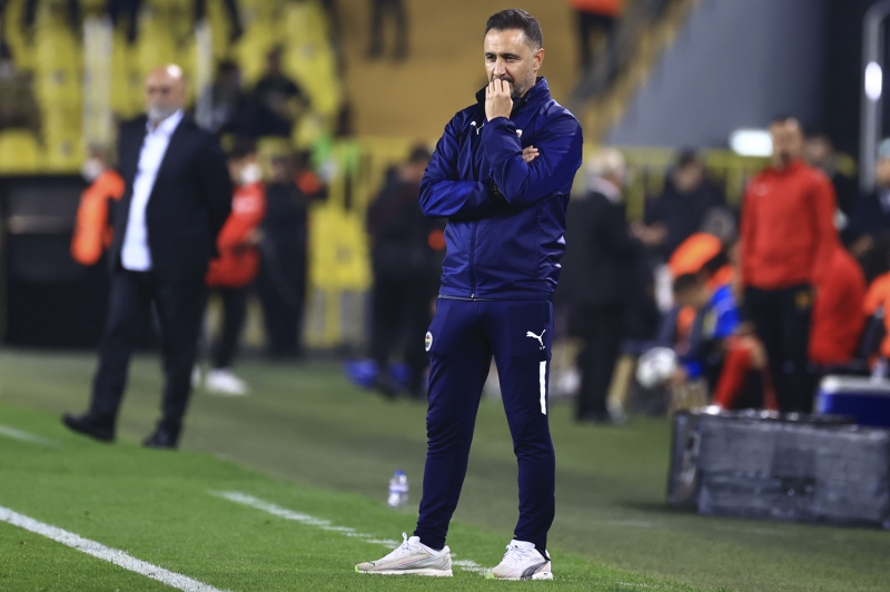 <p>Ali Koç'a,<b> 'Vitor Pereira'yı da al ve bir an önce git'</b> şeklinde seslenildi.</p>